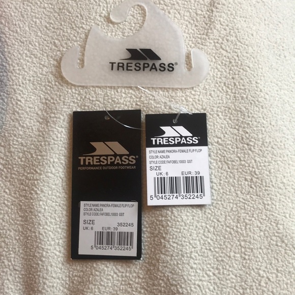 NWT Cute Trespass flip flops - Picture 4 of 4